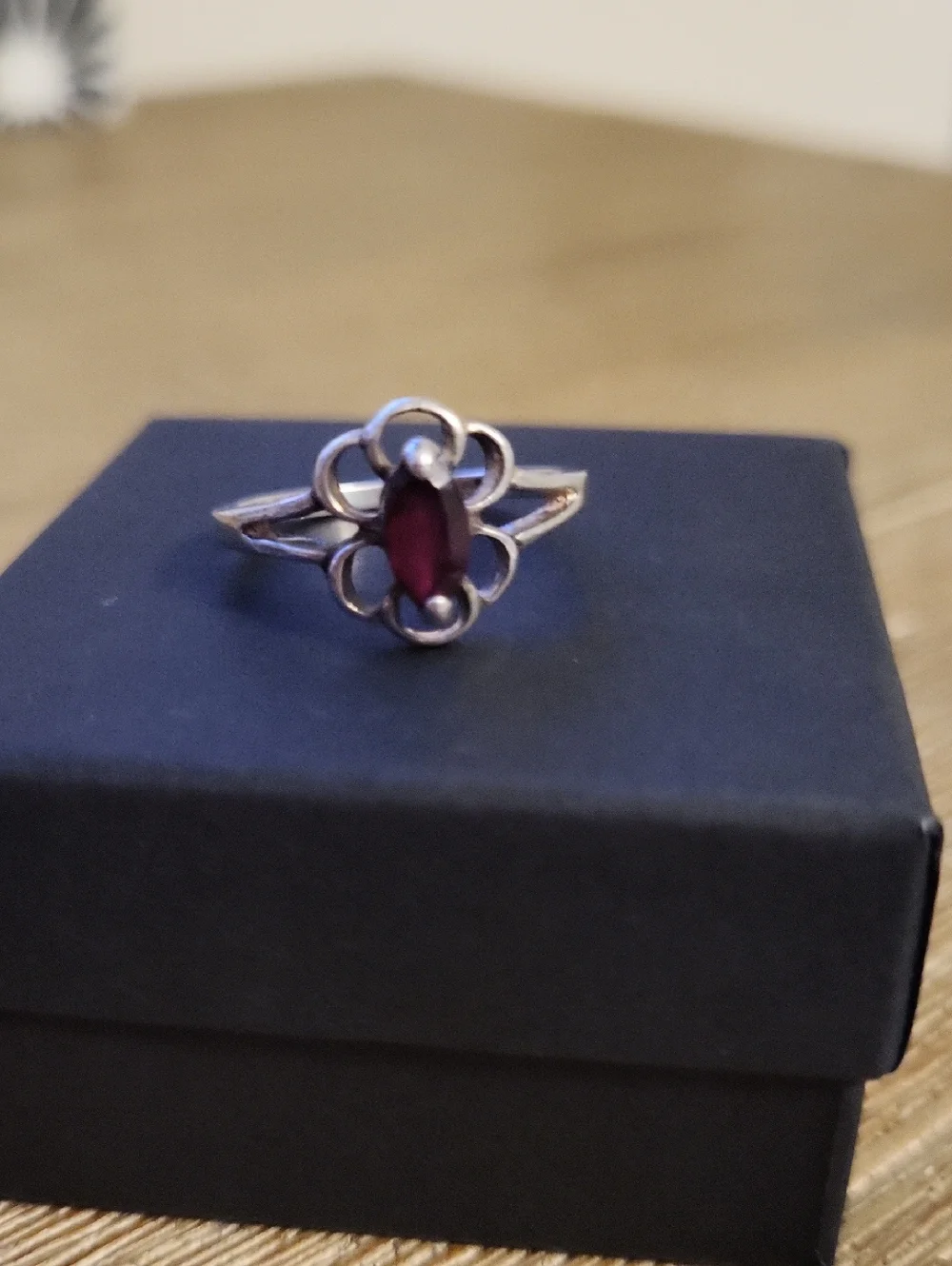 Vintage 925 Sterling Silver Garnet Stone Flower Ring